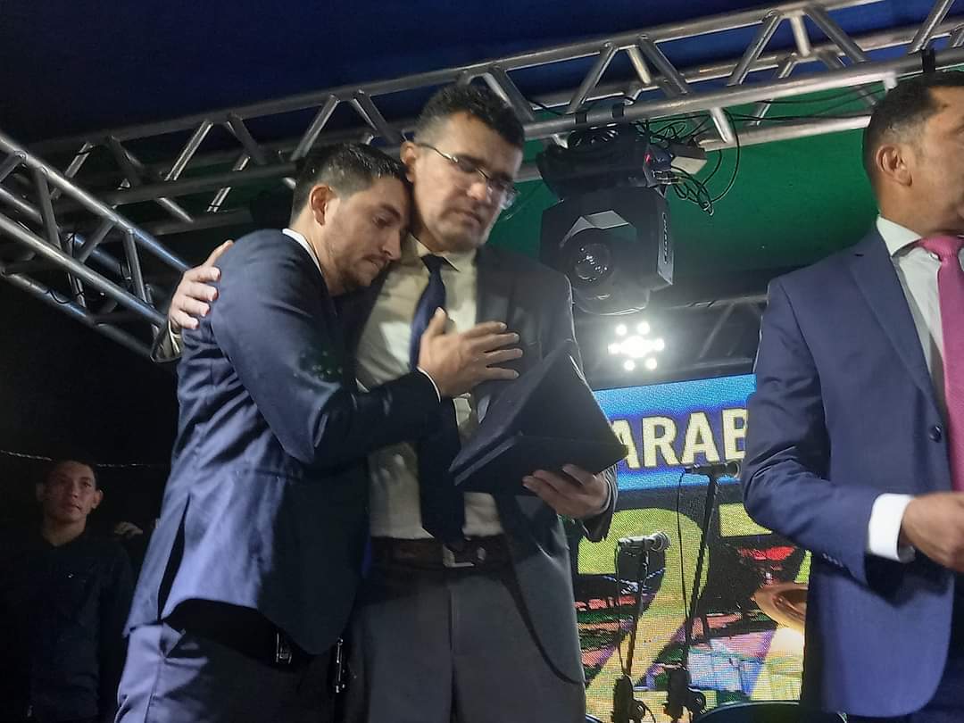 LAHÉSIO BONFIM recebe condecoração e homenagem no 27º. aniversário de São Pedro do Crentes-MA